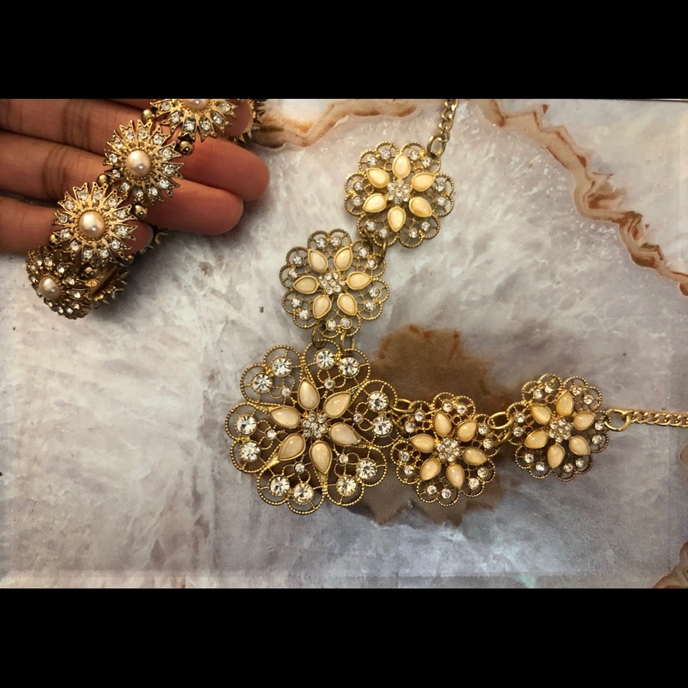 Necklace and bracelet set